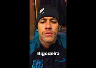 Internautas e at os colegas do Barcelona no perdoaram o novo visual do atacante brasileiro Neymar, que apareceu apenas de bigode nos treinos desta tera, dia 14 de fevereiro(foto: Snapchat/neymarjr/Reproduo)