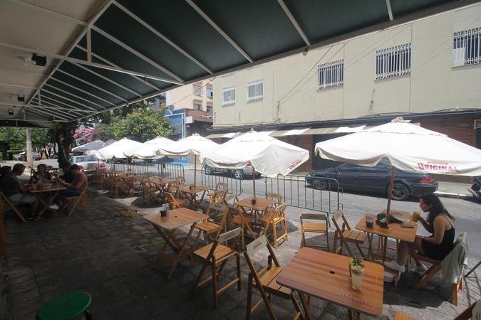 O restaurante funciona em uma casa de esquina, no encontro das ruas Dores do Indaiá e Bocaiúva, com mesas na calçada e uma bela vista para a Serra do Curral(foto: Pádua de Carvalho) O restaurante funciona em uma casa de esquina, no encontro das ruas Dores do Indaiá e Bocaiúva, com mesas na calçada e uma bela vista para a Serra do Curral(foto: Pádua de Carvalho)