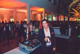 Apresentao do DJ Carlo Dee  uma das atraes do Proao Fashion Day, em BH(foto: Divulgao)