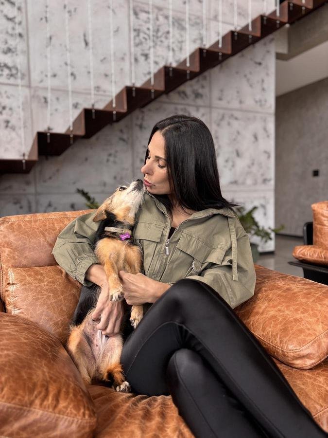 Nathlia Minzon, advogada e CEO da Pimp My Pet, e sua Madonna (foto: Arquivo pessoal)