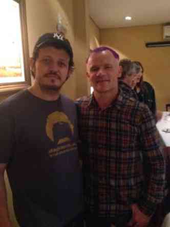 PJ, msico do Jota Quest, com o baixista Flea(foto: Arquivo Pessoal)
