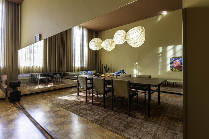 Na Sala dos Espelhos, cores terrosas refletem o cerrado e o minério e obras da arte popular brasileiras completam o cenário que faz um convite ao diálogo(foto: Studio Tertúlia/divulgação) Na Sala dos Espelhos, cores terrosas refletem o cerrado e o minério e obras da arte popular brasileiras completam o cenário que faz um convite ao diálogo(foto: Studio Tertúlia/divulgação)