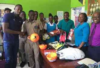 O super campeo de atletismo Usain Bolt (esq.) doa materiais esportivos e 1 milho de euros  sua antiga escola na Jamaica(foto: Facebook/WKMHS/Reproduo)