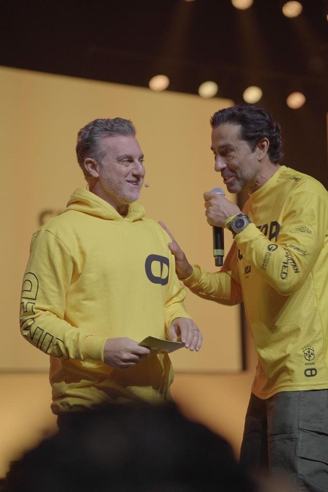 João Adibe com o apresentador Luciano Huck, com o qual reviveu o clássico quadro Caminhão do Faustão (foto: Reprodução/Instagram) João Adibe com o apresentador Luciano Huck, com o qual reviveu o clássico quadro Caminhão do Faustão (foto: Reprodução/Instagram)