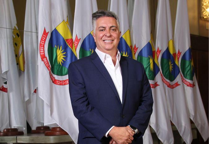 O prefeito Álvaro Damião na sede da Prefeitura de Belo Horizonte, que tem adorado 'prefeitar': 'É trabalhoso, mas é gostoso. E saber que tem milhões de pessoas que dependem das suas ações... Isso é o que 'mexe, remexe, estremece e enlouquece' o prefeito' (foto: Pádua de Carvalho) O prefeito Álvaro Damião na sede da Prefeitura de Belo Horizonte, que tem adorado 'prefeitar': 'É trabalhoso, mas é gostoso. E saber que tem milhões de pessoas que dependem das suas ações... Isso é o que 'mexe, remexe, estremece e enlouquece' o prefeito' (foto: Pádua de Carvalho)