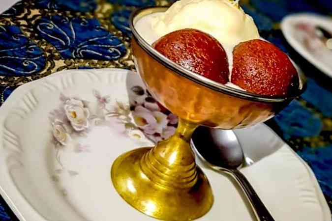 (foto: Gulab Jamun, doce em calda indiano do Indian Gourmet)