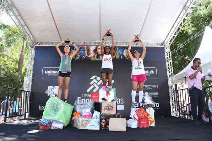 Premiao da categoria 10 km: a maranhense Zildilene Silva Luz foi a grande campe (foto: Violeta Andrada)