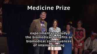 O prmio Ig Nobel  conhecido por valorizar pesquisas bizarras, como a que analisou os efeitos de um beijo prolongado e acabou sendo agraciada na categoria Medicina(foto: YouTube/Reproduo)