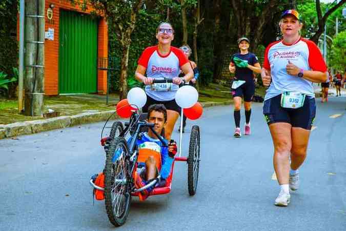 Desde 2015, a Pernas de Aluguel tem promovido a unio entre corredores voluntrios e pessoas que necessitam de cadeiras de rodas(foto: Leandro Cruz/Divulgao)