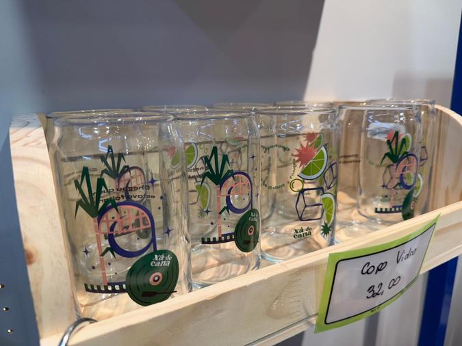 A Xá de Cana - bebida mineira que mistura cachaça, caldo de cana e limão em uma receita autêntica e refrescante - inaugurou recentemente sua primeira loja física, no Mercado Central de BH, e aposta em produtos de desejo com sua identidade visual (foto: Xá de Cana/Divulgação) A Xá de Cana - bebida mineira que mistura cachaça, caldo de cana e limão em uma receita autêntica e refrescante - inaugurou recentemente sua primeira loja física, no Mercado Central de BH, e aposta em produtos de desejo com sua identidade visual (foto: Xá de Cana/Divulgação)