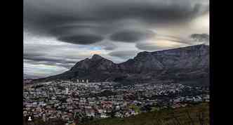 Essas nuvens muito curiosas so chamadas de lenticulares e foram fotografadas na Cidade do Cabo, na frica do Sul(foto: Instagram/instagram_sa/Reproduo)