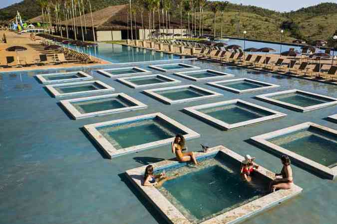 Vista da piscina com 15 jacuzzis: investimento de 200 milhes de reais no complexo(foto: Gabriel Boieras/Divulgao)