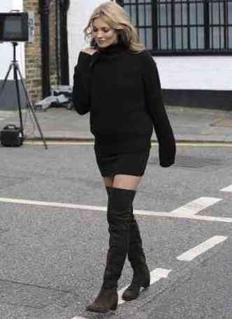 Musa internacional, a modelo americana Kate Moss optou por verso mais casual das over the knees(foto: Reproduo internet)