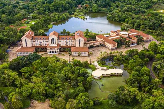 Erguido dentro de uma rea de 450 mil metros quadrados, com vegetao exuberante, o Grande Hotel tem 33 mil metros quadrados de rea construda: as termas ocupam outros 16 mil metros quadrados(foto: Gabriel Boieras/Divulgao)