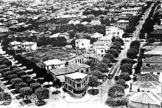 Registro de 1940: esquina da avenida Bias Fortes com rua Santa Catarina(foto: Reprodução/Cláudio Cunha/Encontro)