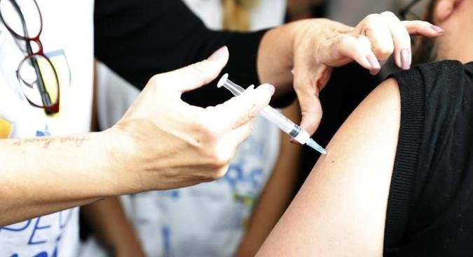 A vacina contra a gripe contribui para reduzir complicações, internações e mortes provocadas pelo vírus influenza(foto: Rodrigo Clemente/PBH) A vacina contra a gripe contribui para reduzir complicações, internações e mortes provocadas pelo vírus influenza(foto: Rodrigo Clemente/PBH)