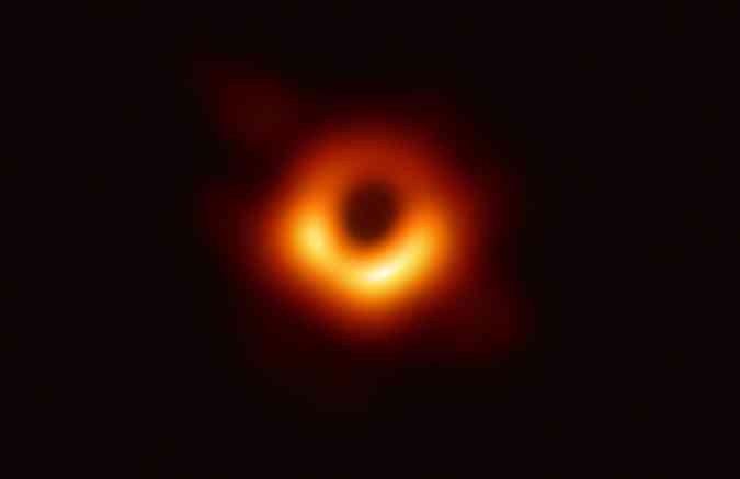 Pela primeira vez na histria, cientistas conseguem fotografar um buraco negro(foto: Twitter/EU_Commission/Reproduo)