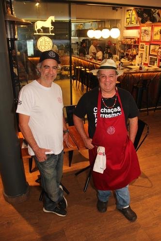 Flávio Trombino (à dir.), com o sócio Cléber Guimarães, o Clebinho: casa aposta em espaço intimista, pensado para aproximar cozinha, balcão e cliente (foto: Pádua de Carvalho) Flávio Trombino (à dir.), com o sócio Cléber Guimarães, o Clebinho: casa aposta em espaço intimista, pensado para aproximar cozinha, balcão e cliente (foto: Pádua de Carvalho)
