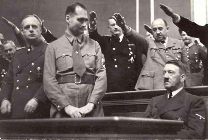 Joachim von Ribbentrop, Rudolf Hess (centro) e Adolf Hitler no parlamento (reichstag) alemo na poca do governo nazista(foto: Adolfhitlerbestpictures.blogspot.com/Reproduo)