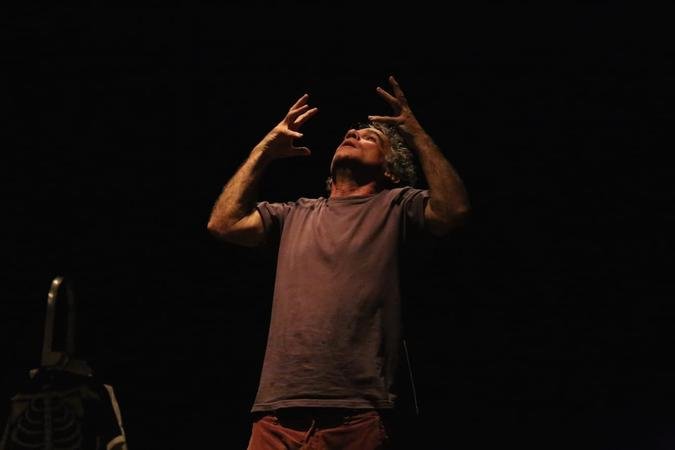 Na pe�a, Eduardo Moreira d� vida a um narrador inquieto, que compartilha com o p�blico lembran�as e hist�rias atravessadas por temas como vida, morte, mem�ria e amor(foto: Marco Aur�lio Prates)