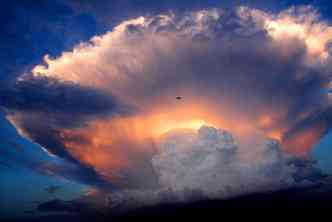 As nuvens verticais gigantes, que alcanam grandes altitudes, as cumulonimbus, so responsveis pelas fortes tempestades que atingem os avies, podendo gerar at as pedras de gelo, ou granizo(foto: Code7700.com/Reproduo)