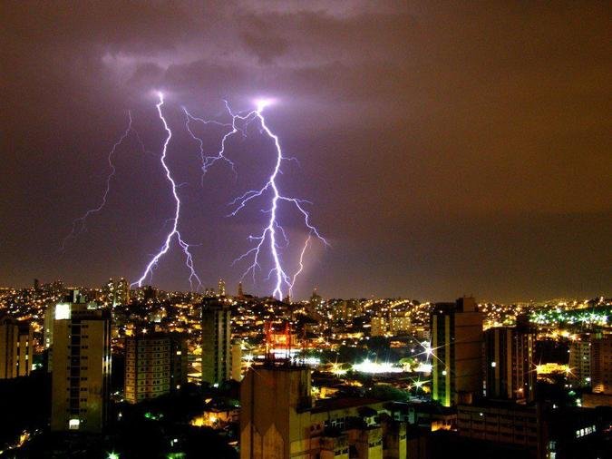 Uma das principais recomendações é retirar os aparelhos eletroeletrônicos das tomadas antes da chegada da tempestade(foto: Demetrio Aguiar / Cemig) Uma das principais recomendações é retirar os aparelhos eletroeletrônicos das tomadas antes da chegada da tempestade(foto: Demetrio Aguiar / Cemig)