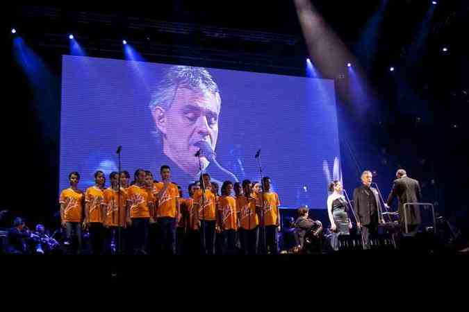 Em 2011, crianas do Coral rvore da Vida se apresentaram com o consagrado tenor italiano Andrea Bocelli, na Praa da Estao, em Belo Horizonte(foto: FCA/Divulgao)