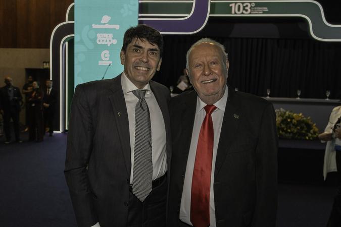 Marco Aurélio Borges de Almada Abreu, diretor-presidente do Centro Cooperativo Sicoob (CCS), foi homenageado com a Medalha do Mérito Cooperativista Paulo de Souza Lima, entregue por Ronaldo Scucato, presidente do Sistema Ocemg.(foto: Divulgação/Sistema Ocemg) Marco Aurélio Borges de Almada Abreu, diretor-presidente do Centro Cooperativo Sicoob (CCS), foi homenageado com a Medalha do Mérito Cooperativista Paulo de Souza Lima, entregue por Ronaldo Scucato, presidente do Sistema Ocemg.(foto: Divulgação/Sistema Ocemg)