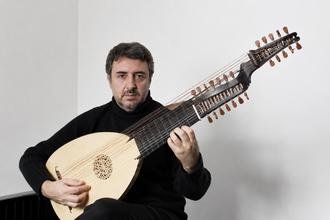Alaudista mexicano Francisco Gil se apresenta no Teatro da Assembleia