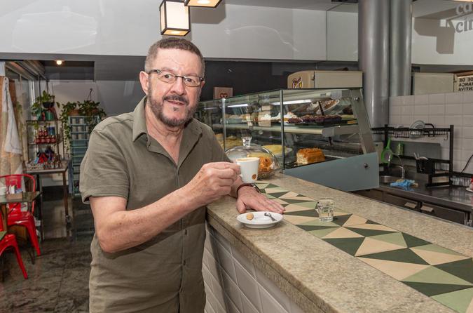 Mário Arthur Brandão de Sousa, presidente do Sindicato de Hotéis, Restaurantes, Bares e Similares de BH: O consumo per capita de café aumentou 52% desde 1996. E o Brasil, além de maior produtor, é também o segundo maior consumidor mundial. Isso cria um ambiente extremamente favorável para as cafeterias, que hoje são mais do que pontos de venda: são espaços de vivência cultural e gastronômica%u201D (foto: Lucas Peroni/divulgação) Mário Arthur Brandão de Sousa, presidente do Sindicato de Hotéis, Restaurantes, Bares e Similares de BH: O consumo per capita de café aumentou 52% desde 1996. E o Brasil, além de maior produtor, é também o segundo maior consumidor mundial. Isso cria um ambiente extremamente favorável para as cafeterias, que hoje são mais do que pontos de venda: são espaços de vivência cultural e gastronômica%u201D (foto: Lucas Peroni/divulgação)