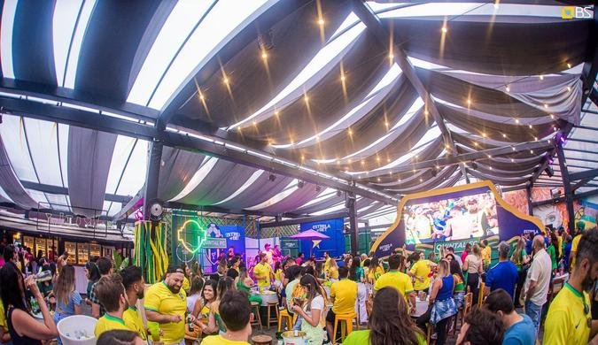 No Chalezinho, a programação acontece no Quintal da Copa 2026, espaço que inclui telão, open petisco por quatro horas, line-up musical e ativações especiais(foto: BS Fotografias/Divulgação) No Chalezinho, a programação acontece no Quintal da Copa 2026, espaço que inclui telão, open petisco por quatro horas, line-up musical e ativações especiais(foto: BS Fotografias/Divulgação)