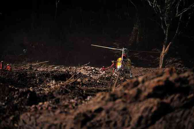 Helicpteros foram essenciais nos resgates: 12 aeronaves foram usadas pelos Bombeiros(foto: Alexandre Rezende/Encontro)