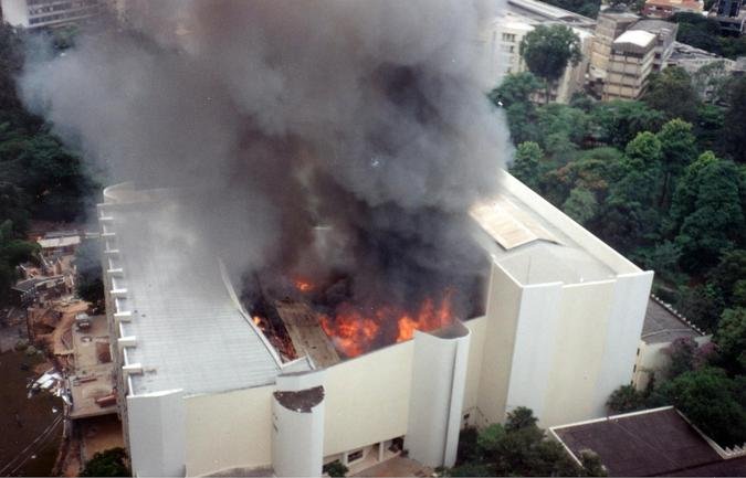 Inc�ndio atingiu o pr�dio da institui��o em abril de 1997 e marcou de forma tr�gica a trajet�ria da institui��o (foto: Paulo Lacerda/Divulga��o)