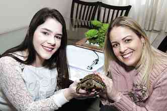 A estudante Brbara Peixoto e sua me, a fisioterapeuta Ana Paula Santos, investiram em um termostato para a gua da tartaruga Cl: 