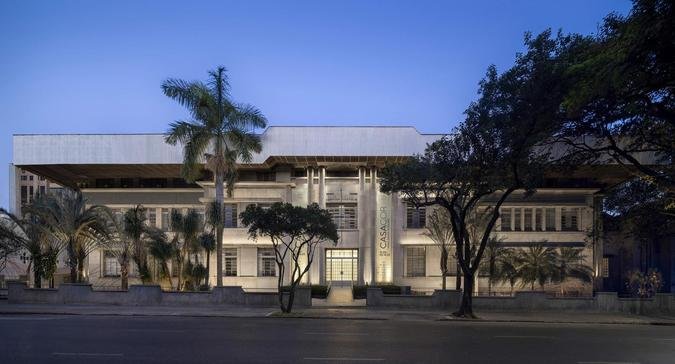 Fachada do Edif�cio PUC Minas Lourdes com ilumina��o assinada por Mariana Novaes - At�aia Design(foto: Jomar Bragan�a/Divulga��o)