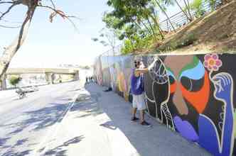 Os grafiteiros Nilo Zack, Hely Costa e Atade Miranda so responsveis pela interveno artstica no viaduto Moambique, na av. Antnio Carlos, em Belo Horizonte(foto: Rodrigo Clemente/PBH/Divulgao)