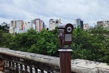 Tradicionais lunetas so reinstaladas na rua Sapuca, em BH