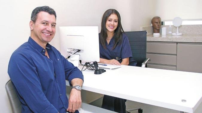 A m�dica Nat�lia Chagas Eljaouhari (na foto, com o paciente Carlos Eduardo de Oliveira Agostinho) explica que exames laboratoriais ajudam a mapear a sa�de capilar: 