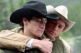 O ator Heath Ledger (dir.) ficou marcado como o cowboy se relacionou homossexualmente com o amigo, interpretado por Jake Gyllenhaal, em O Segredo de Brokeback Mountain(foto: Focus Features/Reproduo)