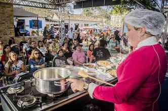 Uma das principais atraes do Festival de Cultura e Gastronomia de Tiradentes so as preparaes de receitas ao vivo nas praas(foto: Edson Teixeira/Divulgao)