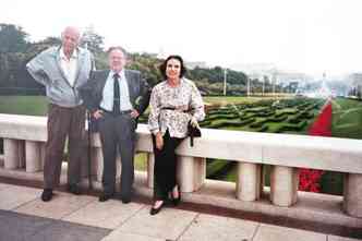 Paulo Saliba com o ex-presidente do Equador Sixto Duran Balln e a ex-primeira dama Josefina Balln, amigos que cultivou em suas viagens(foto: Samuel G/Reproduo )