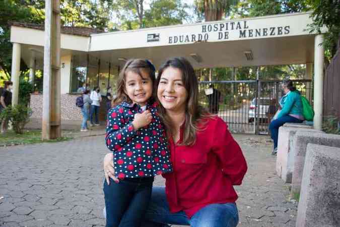 A enfermeira Tssia Lopardi Pereira deixa a filha Laura na creche do Hospital Eduardo de Menezes: 