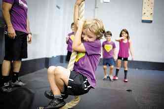 Aos 5 anos, Thomas Melo j se aventura a escalar uma corda: como em uma gincana(foto: Victor Schwaner/Encontro)