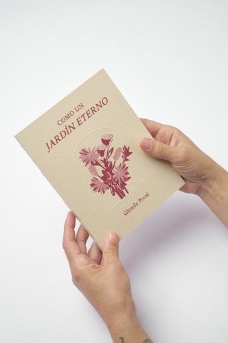 Com tiragem de 400 exemplares, o livro tem as capas impressas em serigrafia, com detalhe em alto relevo e miolo em offset(foto: Divulgação) Com tiragem de 400 exemplares, o livro tem as capas impressas em serigrafia, com detalhe em alto relevo e miolo em offset(foto: Divulgação)