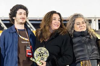 Marisa Orth, ao lado do filho Joo Antnio e da cineasta Anna Muylaert, exibe o trofu Vila Rica(foto: Leo Fontes/Divulgao)