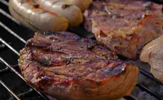 Deixar a carne assar demais pode produzir substncias malficas para o organismo, com risco at de surgimento de cncer(foto: Pixabay)