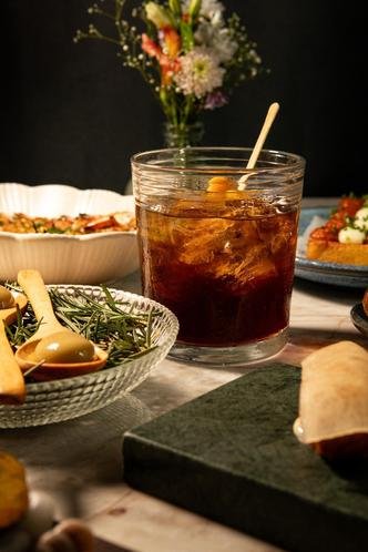 Experiência combina open vermute com uma seleção rotativa de tapas que muda semanalmente(foto: Vinicius Ladeira/Divulgação ) Experiência combina open vermute com uma seleção rotativa de tapas que muda semanalmente(foto: Vinicius Ladeira/Divulgação )