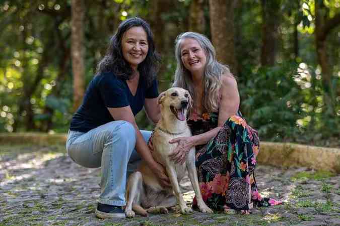 A engenheira eletricista Andrea Romani Sofal (à esq.) e a psicóloga Zélia Pires da Silveira fazem parte de um grupo de vizinhos que apadrinhou a cadelinha Mel, resgatada pelo Projeto AuQueMia: 