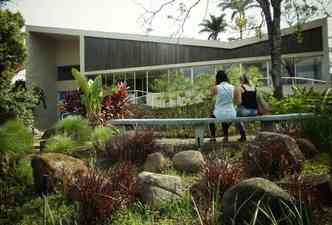 Quem visita o Museu Casa Kubitschek, na região da Pampulha, em Belo Horizonte, além da arquitetura de Niemeyer, pode apreciar os belos jardins de Burle Marx(foto: Flickr/PBH/Reprodução)