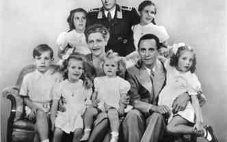 Magada e Joseph Goebbels com os filhos Helga, Hildegard, Helmut, Hedwig and Holdine e Heidrun. A 
